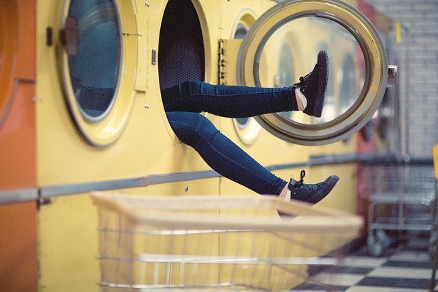 Problemas com vizinhos esquecendo roupas na secadora do prédio? Conheça as regras essenciais para organizar a lavanderia do condomínio com harmonia e segurança.