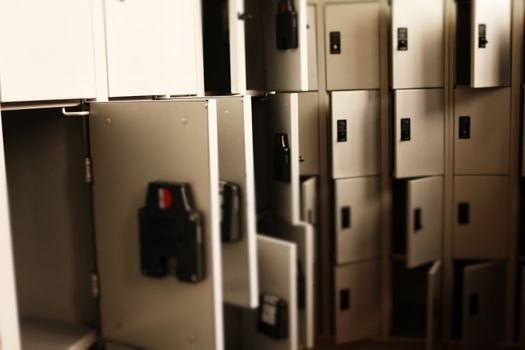 Sobrecarga de entregas na portaria? Veja como os armários inteligentes automatizam a recepção de e-commerce, eliminando extravios e otimizando a segurança do prédio.