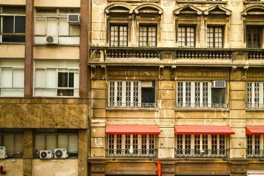 Quer valorizar seu prédio antigo? Aprenda as vantagens de modernizar a fachada através do retrofit e veja como valorizar o patrimônio coletivo com segurança e economia