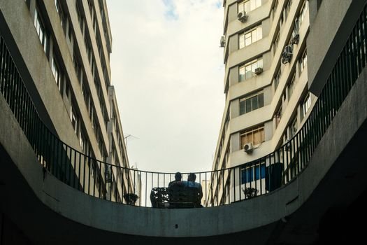 Seu condomínio está pronto para a terceira idade? Veja como adaptar as áreas comuns e criar planos de emergência para proteger os moradores idosos que vivem sozinhos.