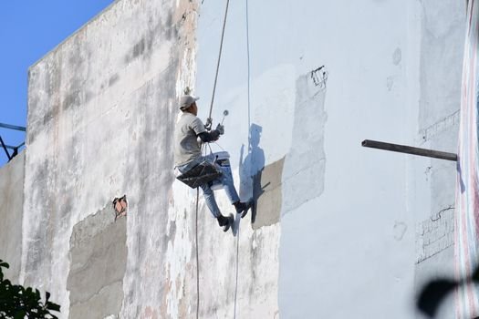 Rachaduras ou pastilhas caindo no prédio? Veja como realizar a manutenção de fachadas com segurança, evitando acidentes e valorizando o patrimônio dos moradores.