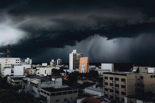 Prejuízos com temporais no prédio? Saiba de quem é a responsabilidade em casos de enchentes e vendavais e veja quando o condomínio deve indenizar os moradores.