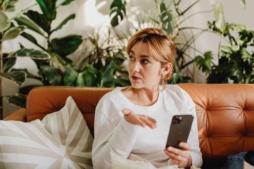 Vítima de ofensas no grupo do prédio? Veja como agir perante a lei contra ataques virtuais e fofocas no WhatsApp do condomínio com dicas jurídicas.
