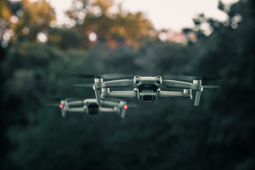  Quer aumentar a segurança no condomínio horizontal? Veja como a tecnologia de monitoramento por drones protege grandes perímetros e blinda o seu patrimônio.
